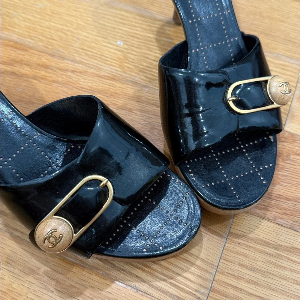 Chanel Black Patent Leather CC Heels - Picture 3 of 5